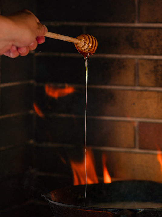 Σεφ ετοιμάζει συνταγή με αγνό ελληνικό μέλι